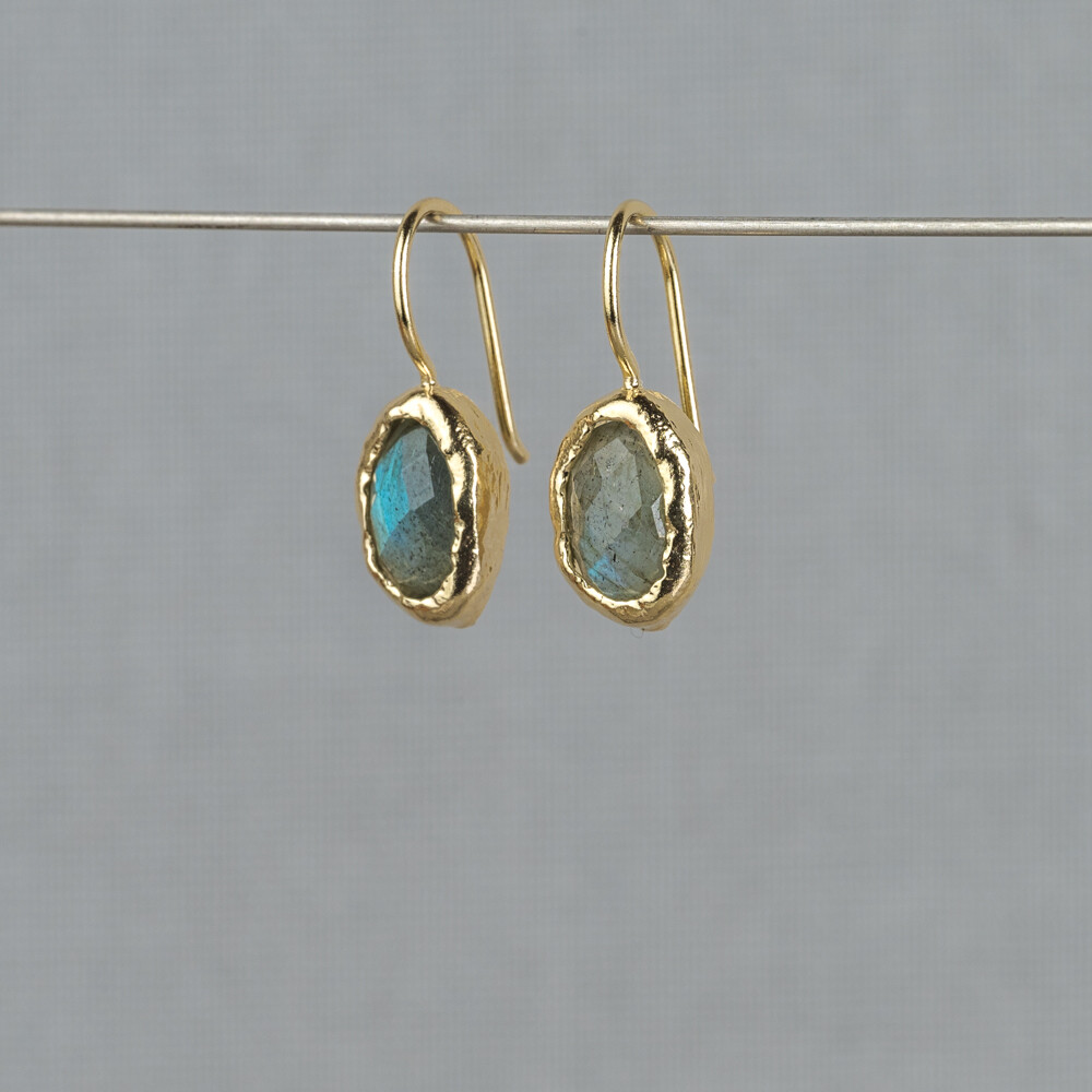 Oorhanger gemaakt van zilver verguld met daarin een steen van Labradoriet. Labradoriet is een sterk beschermende en spirituele steen. Het beschermt het eigen energieveld (aura) tegen negatieve invloeden uit de omgeving. Deze oorbellen kun je gezien hebben in het blad 'The Perfect Wedding'!