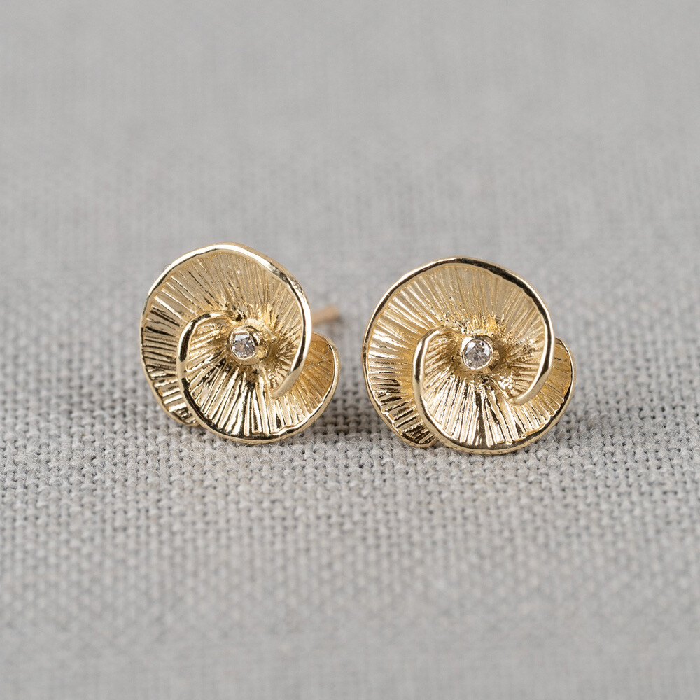 Deze prachtige Jeh Jewels Gouden Oorstekers zijn gemaakt van 14k goud en bezet met schitterende briljanten. Deze oorstekers voegen een vleugje glamour toe aan elke outfit en kunnen zowel overdag als 's avonds worden gedragen. De beste manier om ze te dragen is door ze te combineren met een chique jurk voor een elegante look. Maak je outfit compleet met deze schitterende oorstekers!