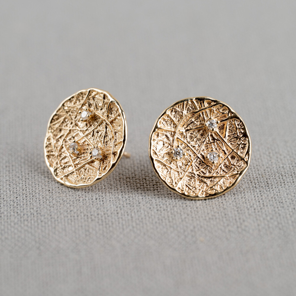 Oorsteker gemaakt van 14 karaat goud met bovenop drie diamanten van 0.153CT I1/HI