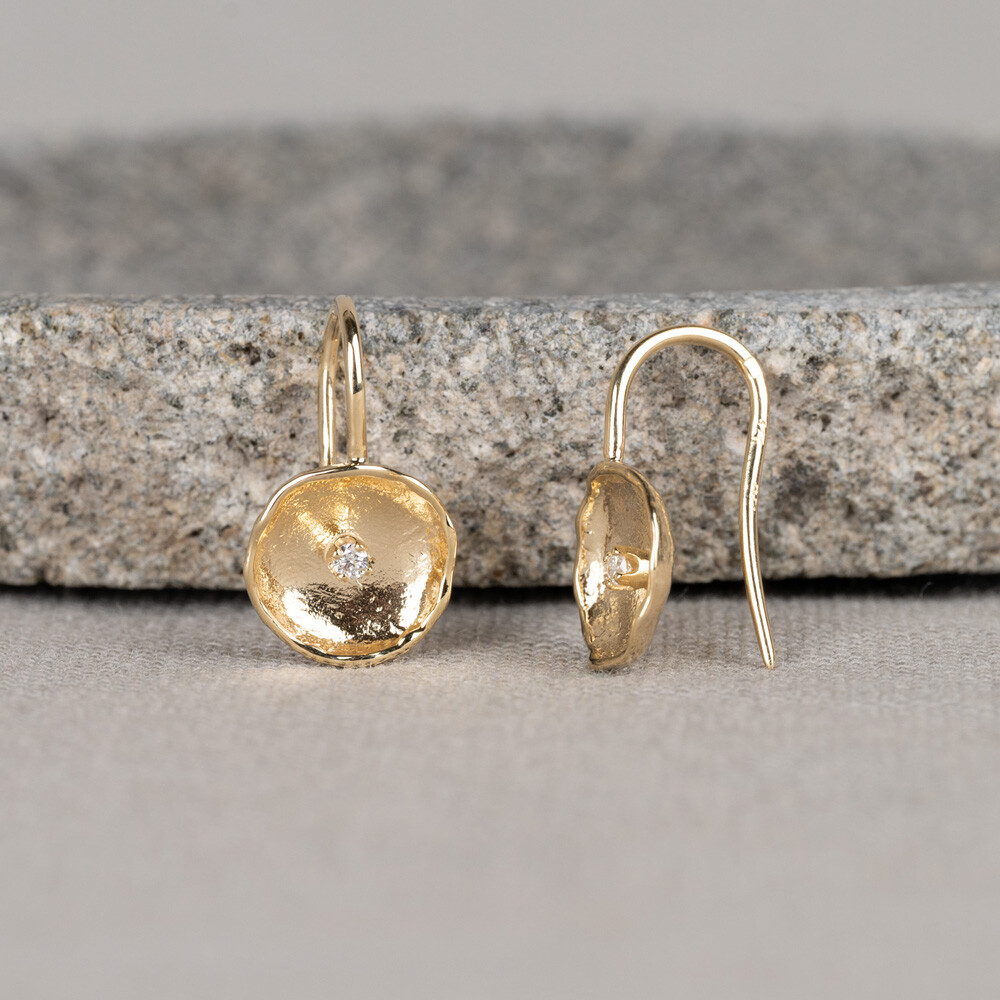 Oorhanger gemaakt van 14 karaat goud met daarin een diamant van 0.051CT I1/HI.