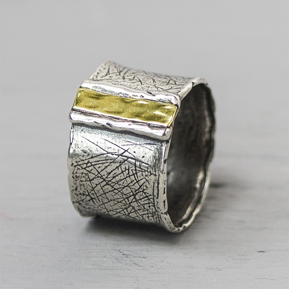 Ring gemaakt van 925 sterling zilver en een streepje 9 karaat.