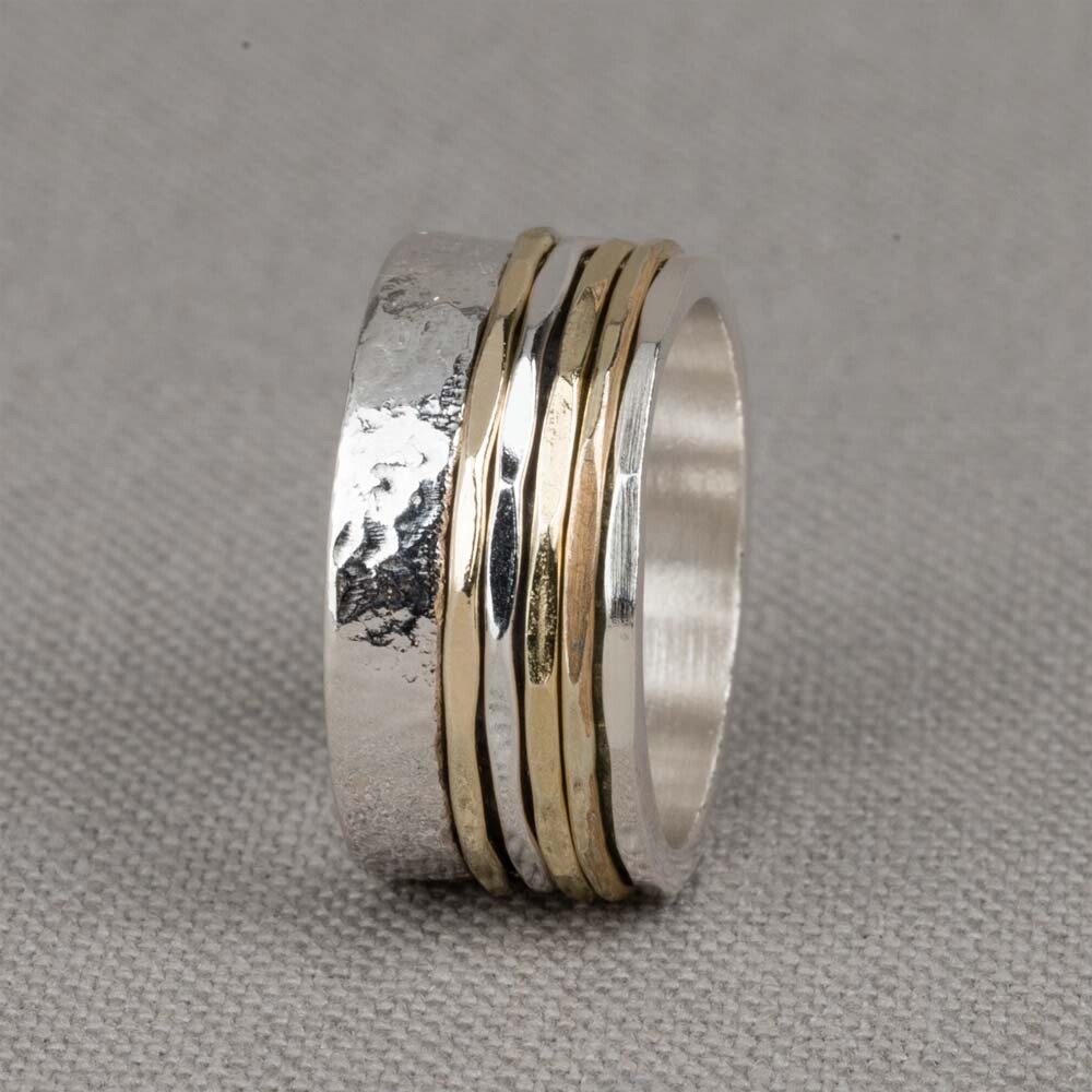 Ring gemaakt van 925 sterling zilver, geoxideerd zilver en goldfilled. Deze ring is Merel haar favoriet en daarom hebben we hem naar haar vernoemd.