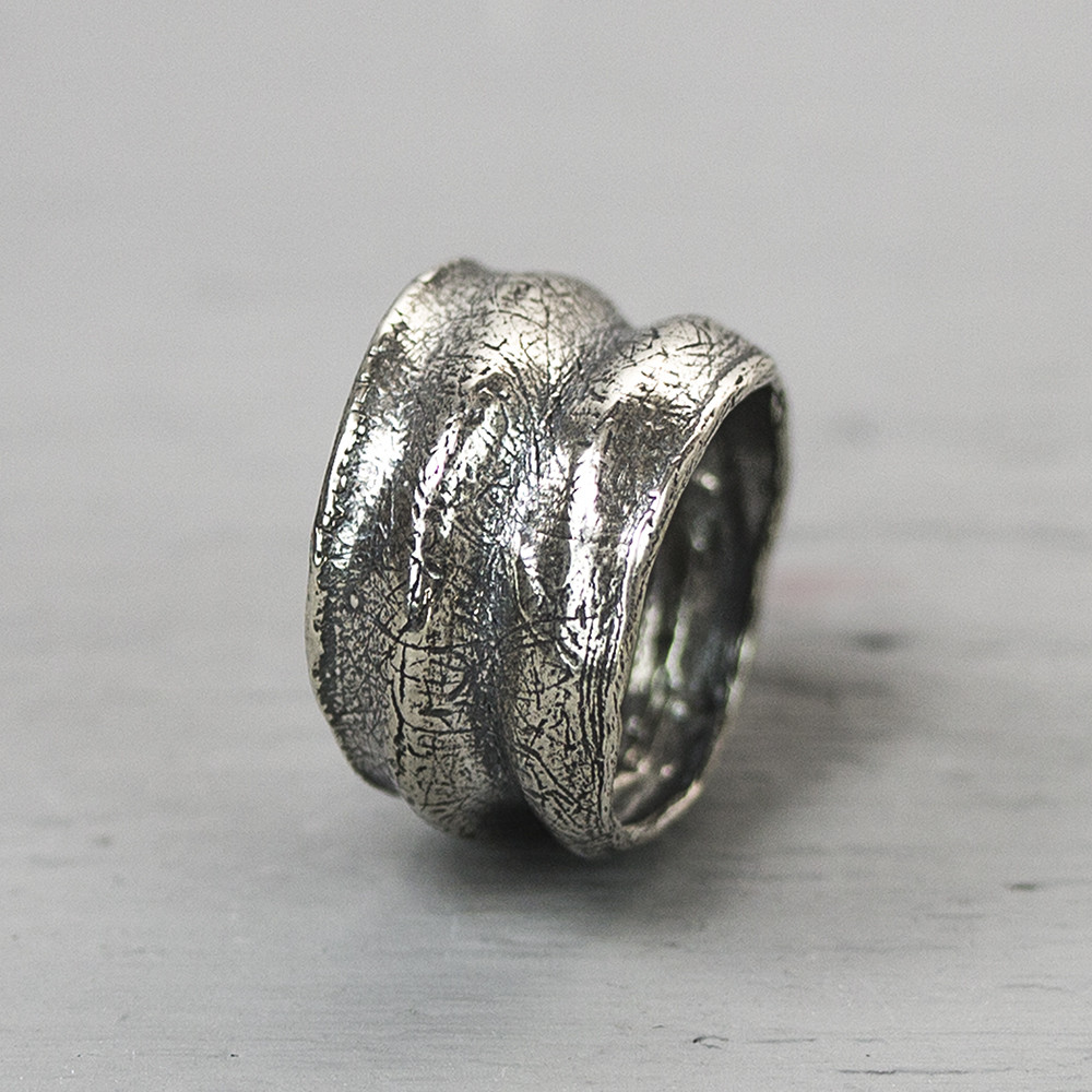 Ring gemaakt van 925 geoxideerd sterling zilver, vanwege de harmonieuze vouwen heeft deze ring de naam "Harmonica" gekregen. De glans van 925 sterling zilver maakt het een gewild edelmetaal voor de vervaardiging van sieraden. Het bestaat uit 92,5% puur zilver en 7,5% koper. Puur zilver is een zacht en buigzaam materiaal, het koper in 925 sterling zilver zorgt voor de stevigheid. De sieraden van Jeh Jewels zijn nikkel vrij. Op dit sieraad is gebruik gemaakt van geoxideerd zilver, dit is een oppervlakte bewerking. Het is mogelijk dat de geoxideerde laag na verloop van tijd door slijtage vervaagd.