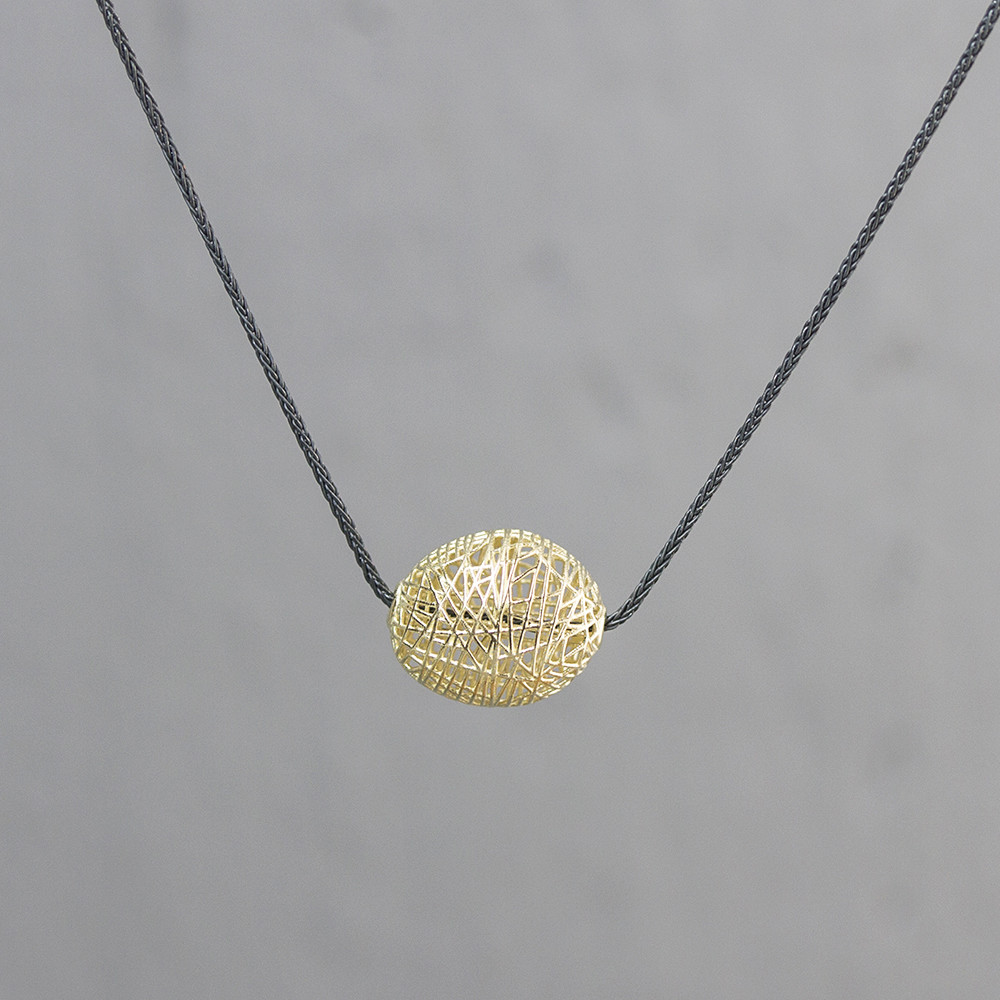 Collier gemaakt van 925 sterling zilver met daaraan een eivormige hanger van 14 karaat. Combineer met de andere 3D gouden sieraden.
