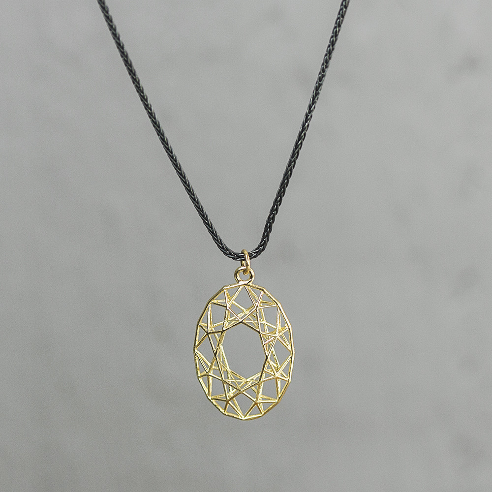 Collier gemaakt van 925 sterling zilver met daaraan een ovaalvormige 3D hanger van 14 karaat. *Prijswijzigingen voorbehouden in verband met goudkoers en gewicht!