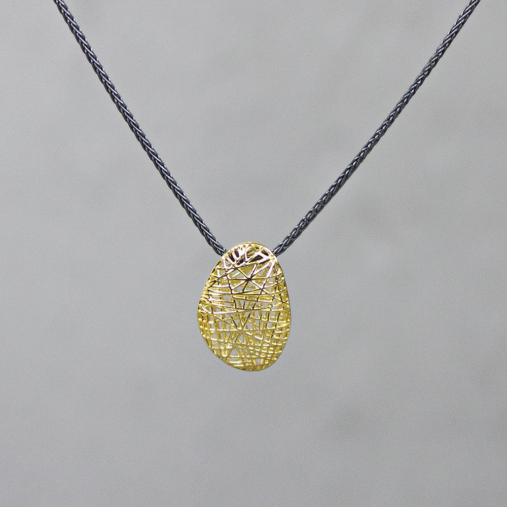 gouden 'keitje' hanger aan zilveren oxy collier