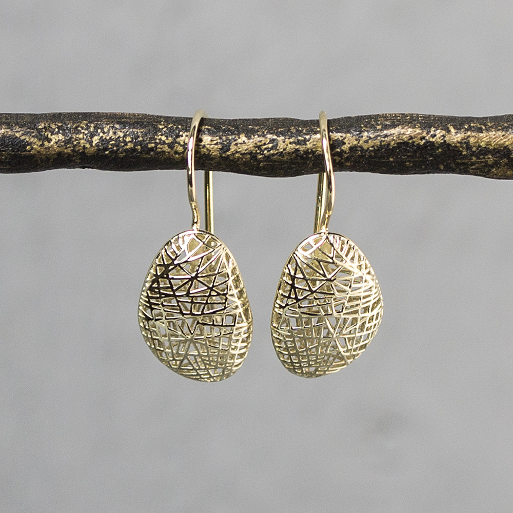 Oorhanger organisch rond gemaakt van 14 karaat goud. Combineer met de andere 3D gouden sieraden van Jeh Jewels.