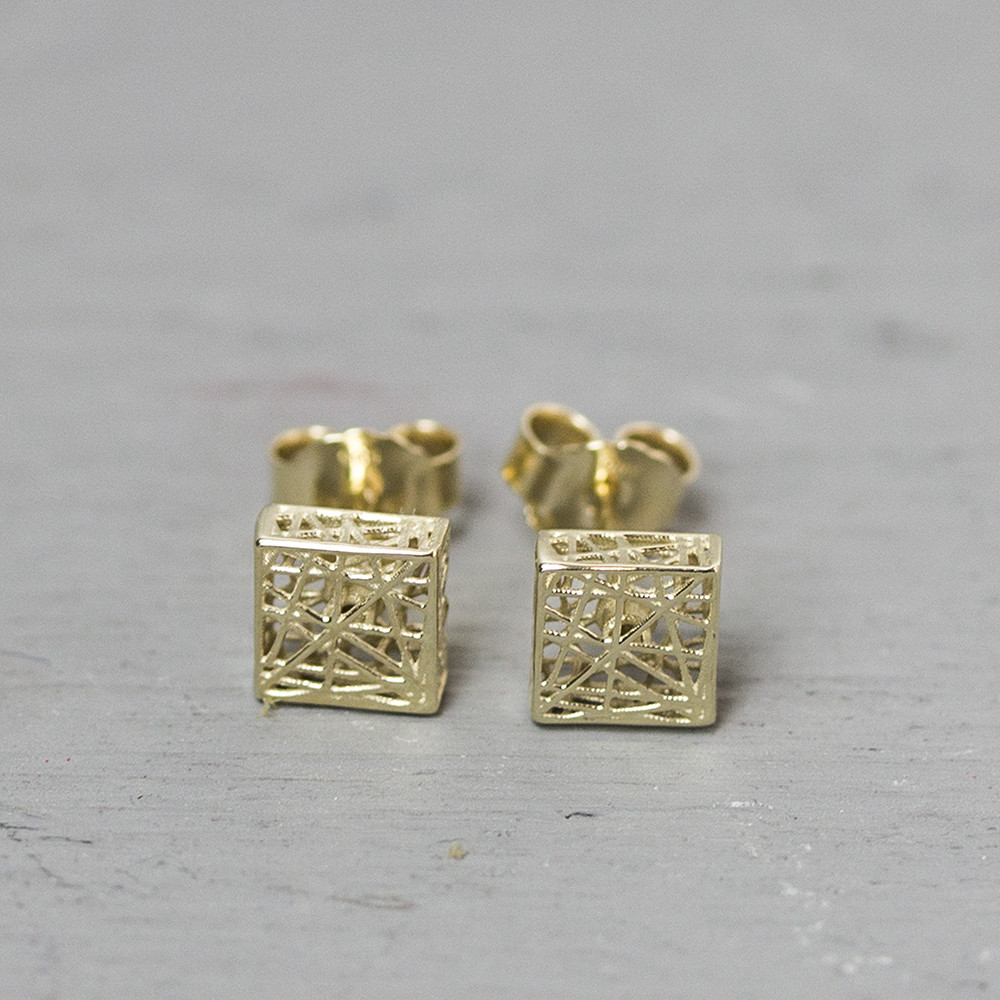 Oorsteker gemaakt van 14 karaat goud vierkant. Combineer met de andere 3D gouden sieraden.
