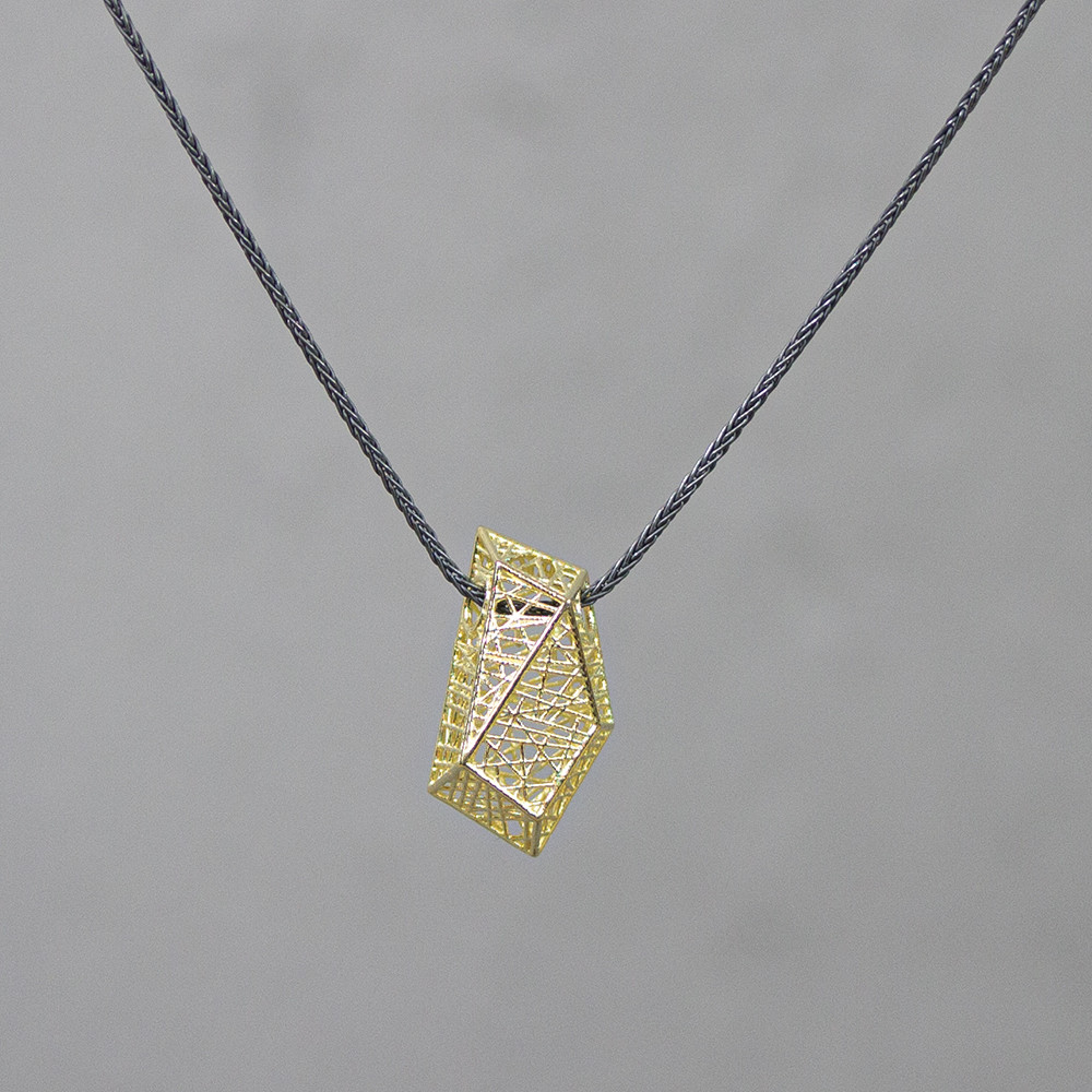 Collier gemaakt van 925 sterling zilver met daaraan een hoekige hanger van 14 karaat. Gemaakt met een 3D printer. Combineer met de andere gouden sieraden uit de 3D Gold-lijn!