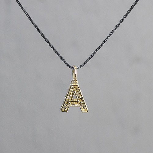 Collier gemaakt van 925 geoxideerd sterling zilver met daaraan een hanger van 14 karaat. De hanger is beschikbaar in alle letters van het alfabet! *Prijswijzigingen voorbehouden in verband met goudkoers en gewicht! De gouden sieradenlijn van Jeh is gemaakt van 14 karaats goud. Dit karaatgehalte wordt in Nederland het meest gebruikt, vanwege de hardheid en de kleur. Puur goud is te zacht om draagbare sieraden van te maken, daarom worden er bij metalen gebruikt. Vaak wordt er zilver en koper gebruikt zodat je kunt blijven spreken van 'edele metalen'. Bij 14 karaat goud zijn er van de 1000 delen, 585 delen puur goud. De overige 415 delen bestaan dus uit de overige metalen. Op dit sieraad is gebruik gemaakt van geoxideerd zilver, dit is een oppervlakte bewerking. Het is mogelijk dat de geoxideerde laag na verloop van tijd door slijtage vervaagd.