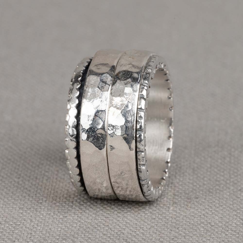 Materiel: Argent L'éclat de l'argent sterling 925 en fait un métal précieux recherché pour la fabrication de bijoux. Il se compose de 92,5% d'argent pur et de 7,5% de cuivre. L'argent pur est un matériau souple et souple, le cuivre en argent sterling 925 apporte la fermeté. Les bijoux de Jéh Jewels sont sans nickel. Matériaux : Argent oxydé Ce bijou contient de l'argent oxydé, c'est un traitement de surface. Il est possible que la couche oxydée se décolore avec le temps en raison de l'usure.