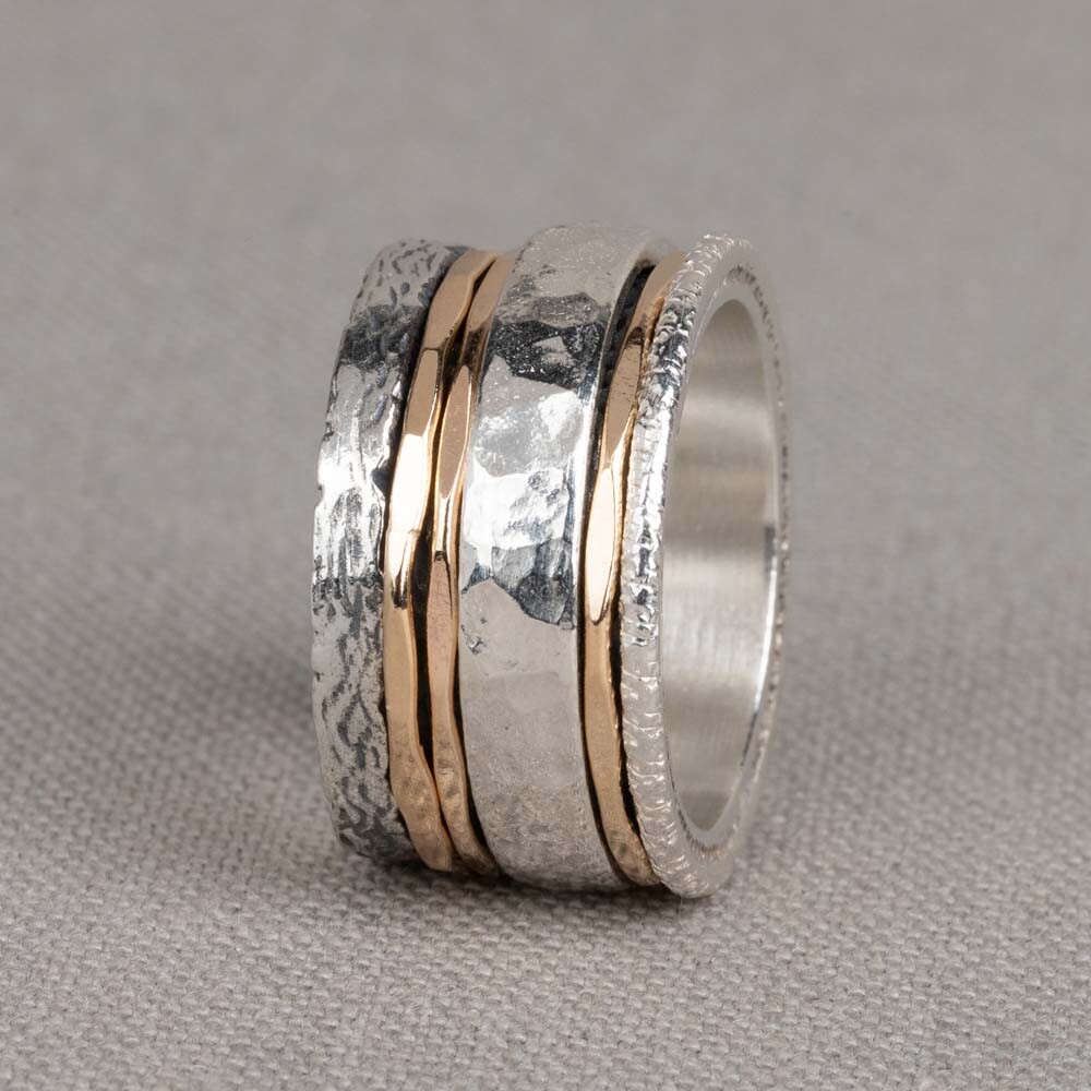 Materiel: Argent L'éclat de l'argent sterling 925 en fait un métal précieux recherché pour la fabrication de bijoux. Il se compose de 92,5% d'argent pur et de 7,5% de cuivre. L'argent pur est un matériau souple et souple, le cuivre en argent sterling 925 apporte la fermeté. Les bijoux de Jéh Jewels sont sans nickel. Matériaux : Argent oxydé Ce bijou contient de l'argent oxydé, c'est un traitement de surface. Il est possible que la couche oxydée se décolore avec le temps en raison de l'usure. Matériel: Goldfilled Goldfilled vient d'Amérique et y est utilisé depuis longtemps pour la fabrication de bijoux avec une touche d'or à un prix abordable. Le goldfilled reste coloré, est résistant et la couche d'or est assez épaisse pour profiter de l'aspect chaud de l'or pendant une longue période. Goldfilled est également souvent bien toléré par les personnes allergiques aux métaux autres que l'or.