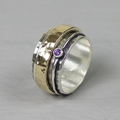 Materiel: Argent L'éclat de l'argent sterling 925 en fait un métal précieux recherché pour la fabrication de bijoux. Il se compose de 92,5% d'argent pur et de 7,5% de cuivre. L'argent pur est un matériau souple et souple, le cuivre en argent sterling 925 apporte la fermeté. Les bijoux de Jéh Jewels sont sans nickel. Matériaux : Argent oxydé Ce bijou contient de l'argent oxydé, c'est un traitement de surface. Il est possible que la couche oxydée se décolore avec le temps en raison de l'usure. Matériel: Goldfilled Goldfilled vient d'Amérique et y est utilisé depuis longtemps pour la fabrication de bijoux avec une touche d'or à un prix abordable. Le goldfilled reste coloré, est résistant et la couche d'or est assez épaisse pour profiter de l'aspect chaud de l'or pendant une longue période. Goldfilled est également souvent bien toléré par les personnes allergiques aux métaux autres que l'or. Matériel: Pierres précieuses Chez Jéh Jewels, nous travaillons avec de véritables gemmes. Ce sont des produits naturels, pas une pierre n'est la même chose. Chaque bijou est donc unique. La couleur et la structure de la pierre peuvent différer de la photo sur le site Web.