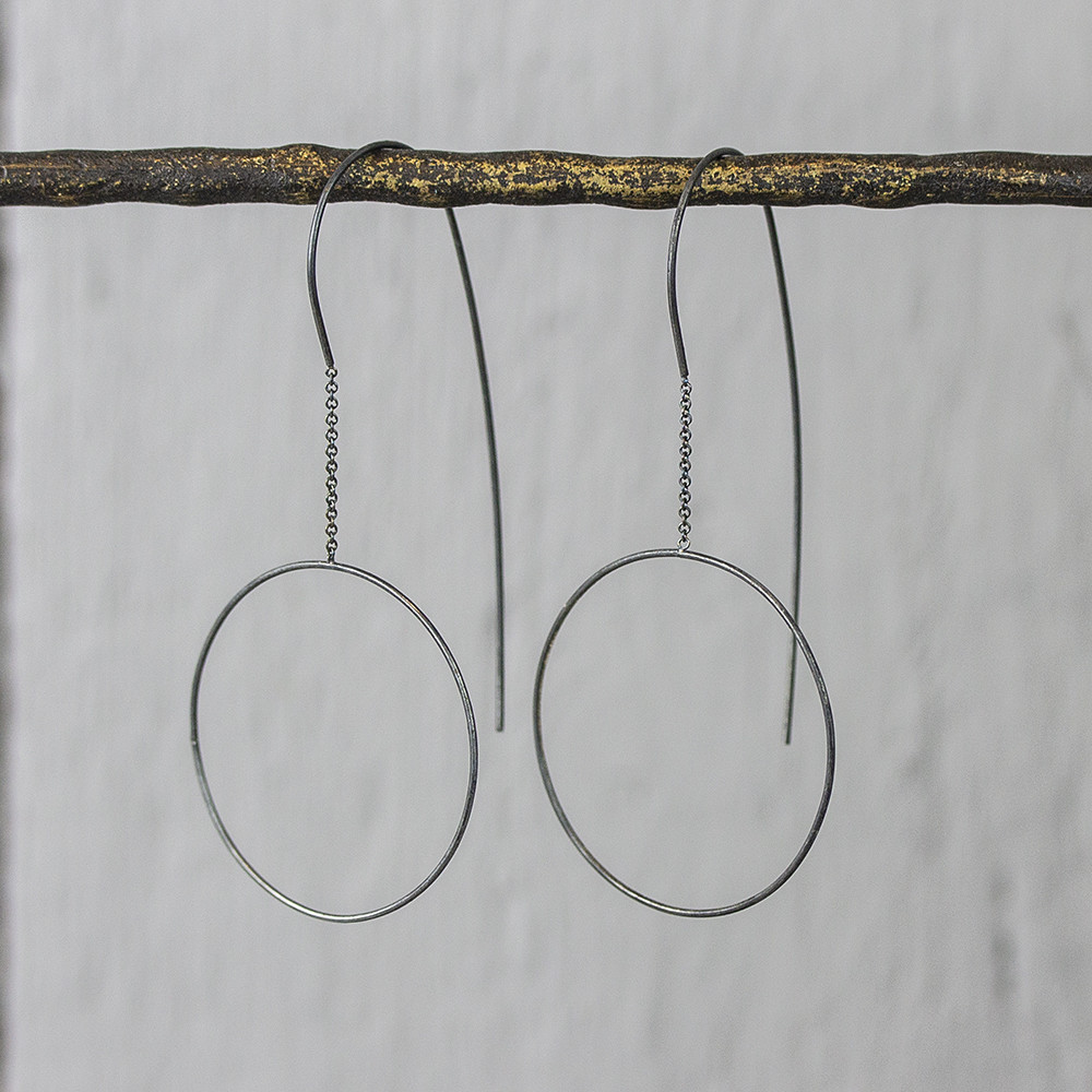 Oorbel gemaakt van 925 geoxideerd sterling zilver. Deze oorbellen zijn ondanks de lengte super licht een echte eyecatcher zowel in de winter als de zomer! De glans van 925 sterling zilver maakt het een gewild edelmetaal voor de vervaardiging van sieraden. Het bestaat uit 925% puur zilver en 75% koper. Puur zilver is een zacht en buigzaam materiaal het koper in 925 sterling zilver zorgt voor de stevigheid. De sieraden van Jeh Jewels zijn nikkel vrij. Op dit sieraad is gebruik gemaakt van geoxideerd zilver dit is een oppervlakte bewerking. Het is mogelijk dat de geoxideerde laag na verloop van tijd door slijtage vervaagd.