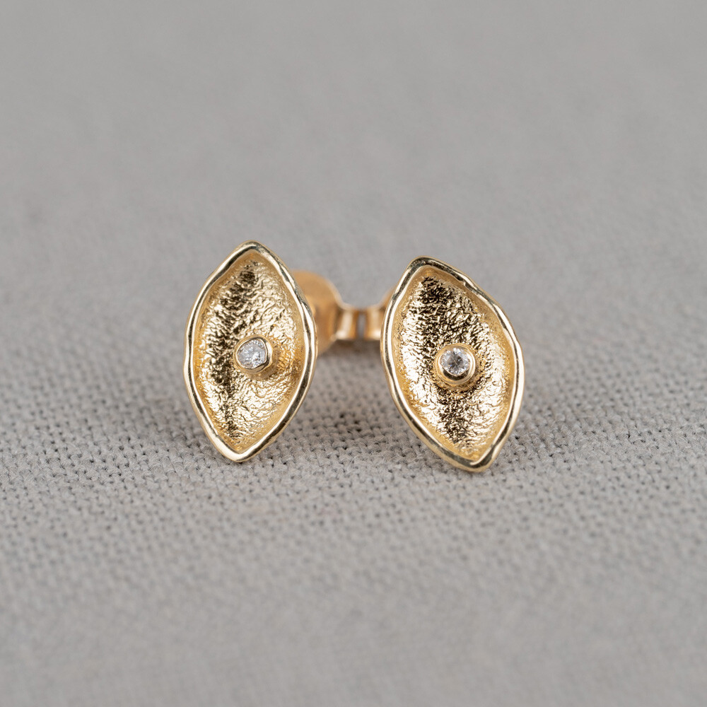 Oorsteker gemaakt van 14 karaat goed in Navette vorm in de oorstekers zit een diamant van 0.03CT I1/HI.