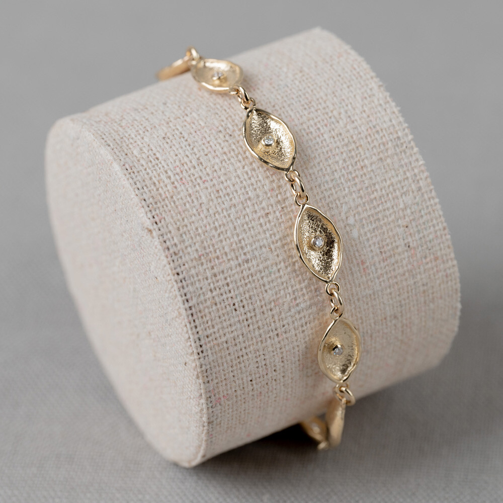 Armband met navette vormen gemaakt van 14 karaat goud + 0,15CT 0.03CT I1/HI.