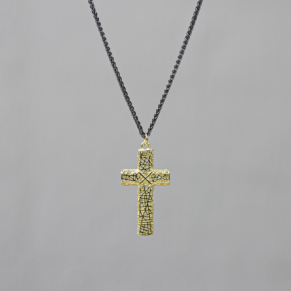 Collier gemaakt van 925 geoxideerd sterling zilver met daaraan een hanger in 3D van 14 karaat goud in de vorm van een Kruis. *Prijswijzigingen voorbehouden in verband met goudkoers en gewicht!