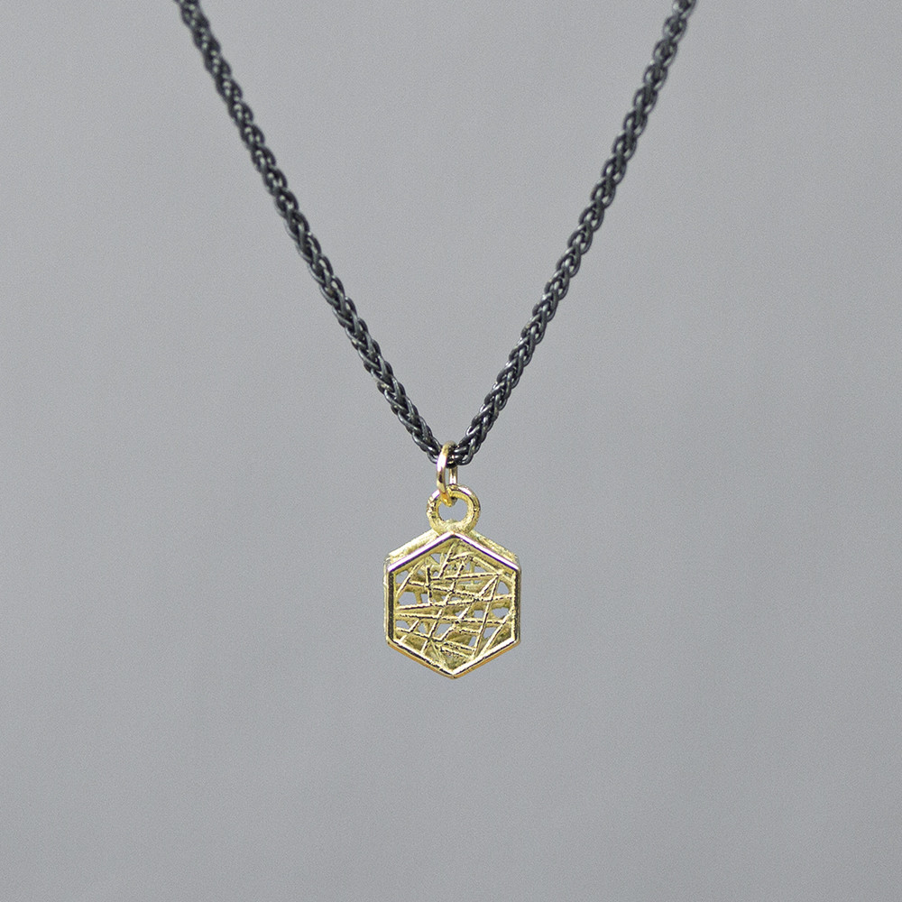 Collier gemaakt van 925 geoxideerd sterling zilver met daaraan een 3D hexagon hanger van 14 karaat goud. *Prijswijzigingen voorbehouden in verband met goudkoers en gewicht!