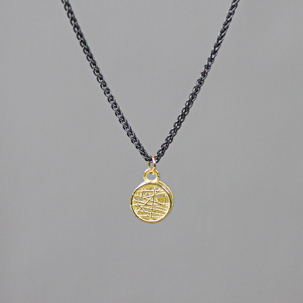 Collier gemaakt van 925 geoxideerd sterling zilver oxy, aan dit collier hangt een ronde 3D hanger van 14 karaat goud. *Prijswijzigingen voorbehouden in verband met goudkoers en gewicht!