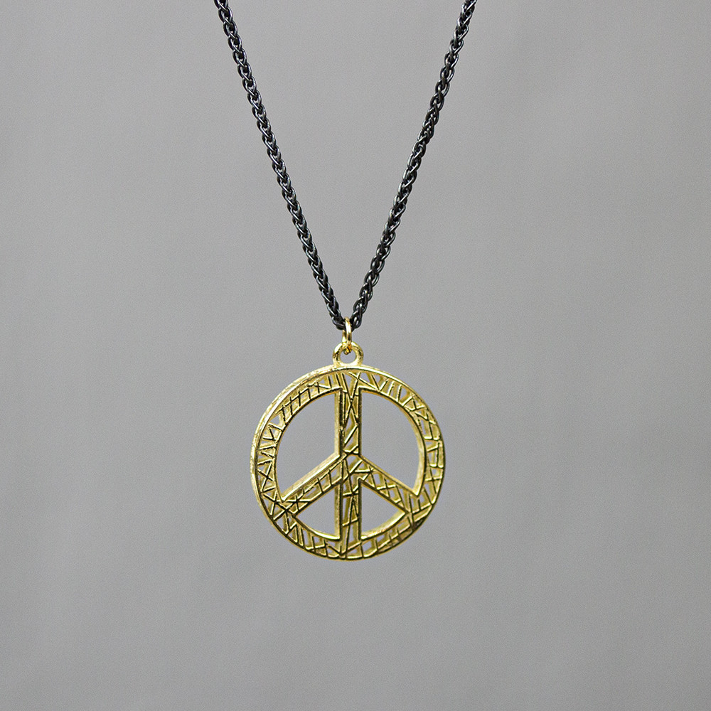 Collier gemaakt van 925 geoxideerd sterling zilver met daaraan een 3D peace teken van 14 karaat goud. *Prijswijzigingen voorbehouden in verband met goudkoers en gewicht!