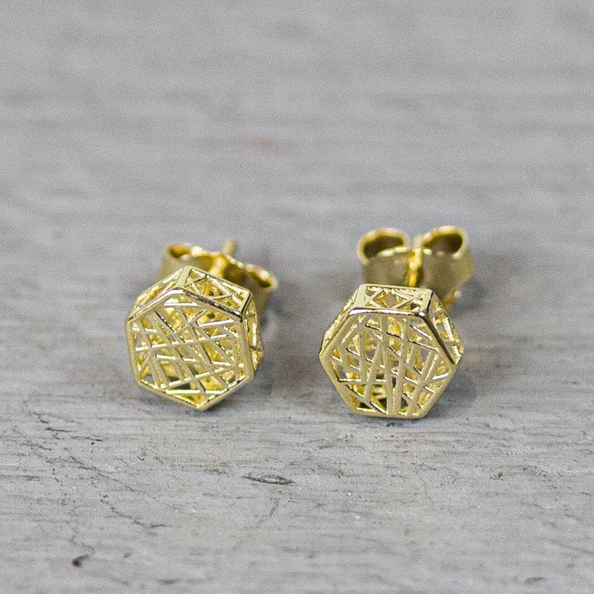Oorsteker uit de 3D print collectie van Jeh Jewels. De oorsteker is gemaakt van 14 karaat goud, officieel noem je deze vorm een Hexagon. *Prijswijzigingen voorbehouden in verband met goudkoers en gewicht!