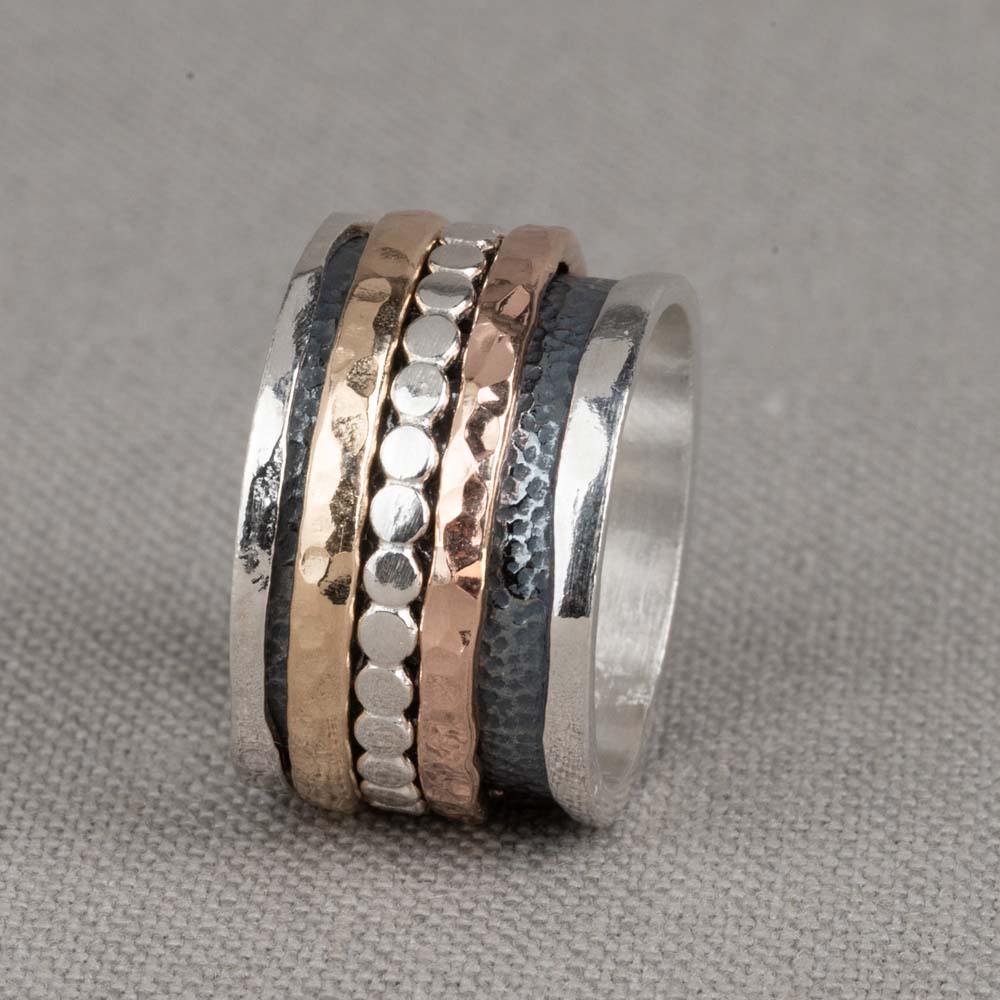 Bague en argent sterling 925 et doree à goldfilled fin ! Matériel: Argent L'éclat de l'argent sterling 925 en fait un métal précieux recherché pour la fabrication de bijoux. Il se compose de 92,5% d'argent pur et de 7,5% de cuivre. L'argent pur est un matériau souple et souple, le cuivre en argent sterling 925 apporte la fermeté. Les bijoux de Jéh Jewels sont sans nickel. Matériaux : Argent oxydé Ce bijou contient de l'argent oxydé, c'est un traitement de surface. Il est possible que la couche oxydée se décolore avec le temps en raison de l'usure. Matériel: Goldfilled Goldfilled vient d'Amérique et y est utilisé depuis longtemps pour la fabrication de bijoux avec une touche d'or à un prix abordable. Le goldfilled reste coloré, est résistant et la couche d'or est assez épaisse pour profiter de l'aspect chaud de l'or pendant une longue période. Goldfilled est également souvent bien toléré par les personnes allergiques aux métaux autres que l'or.