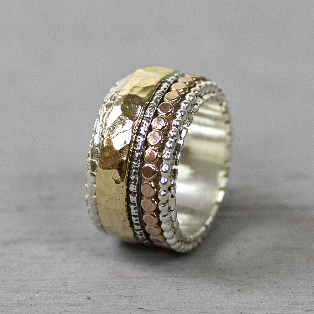 Een ring waar je blij van wordt! Gemaakt van 925 sterling zilver, met daaromheen bandjes van rose goldfilled en geel goldfilled. De glans van 925 sterling zilver maakt het een gewild edelmetaal voor de vervaardiging van sieraden. Het bestaat uit 92,5% puur zilver en 7,5% koper. Puur zilver is een zacht en buigzaam materiaal, het koper in 925 sterling zilver zorgt voor de stevigheid. De sieraden van Jéh Jewels zijn nikkel vrij. Op dit sieraad is gebruik gemaakt van geoxideerd zilver, dit is een oppervlakte bewerking. Het is mogelijk dat de geoxideerde laag na verloop van tijd door slijtage vervaagd. Goldfilled komt uit Amerika en wordt daar al langer gebruikt voor de vervaardiging van sieraden met een "touch of gold" voor een betaalbare prijs. Het goldfilled blijft op kleur, is slijtvast en de goudlaag is dik genoeg om lang te kunnen genieten van de warme uitstraling van goud. Goldfilled wordt veelal ook goed verdragen door mensen die allergisch zijn voor andere metalen dan goud.