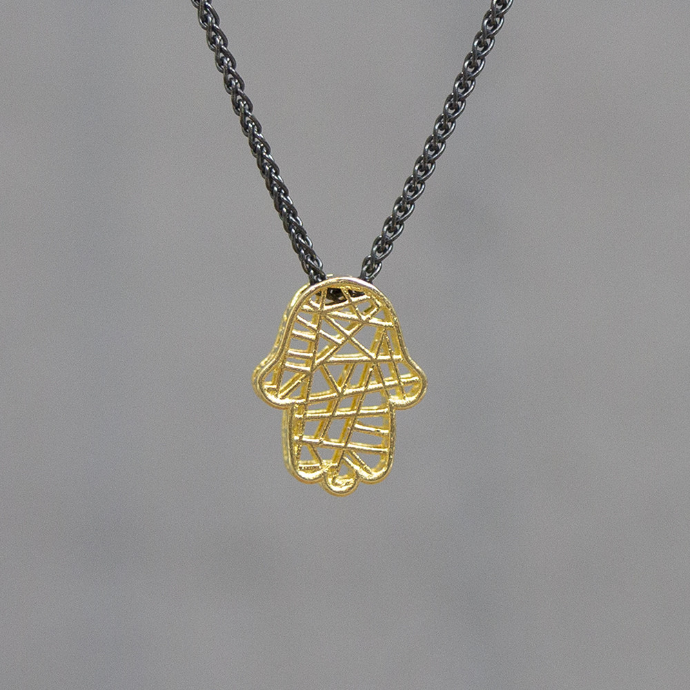 Collier gemaakt van 925 geoxideerd sterling zilver met daaraan een 3D hanger van 14 karaat goud. Wist jij dat het kleine handje niet alleen beschermt, maar ook een vuist maakt voor vrede? *Prijswijzigingen voorbehouden in verband met goudkoers en gewicht!