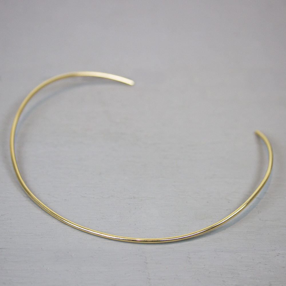 Gladde spang gemaakt van massief goldfilled. Aan de spang kan een hanger worden gedragen, maar zonder is hij net zo mooi!