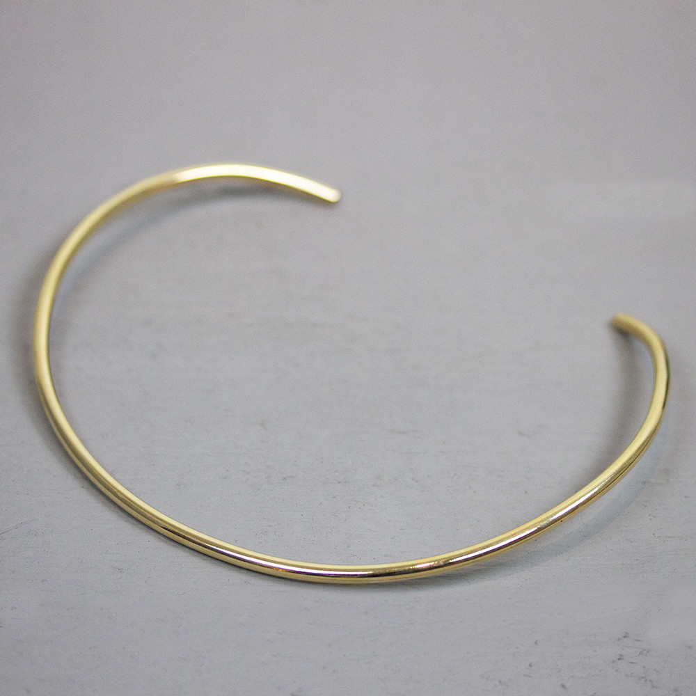 Gladde spang gemaakt van massief goldfilled. Aan de spang kan een hanger worden gedragen, maar zonder is hij net zo mooi!