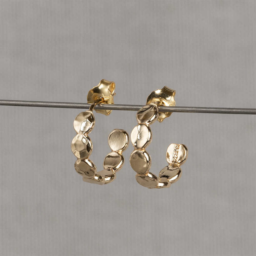 De Jeh zilveren goud op zilver gewalst  bubbeloorring stekers, modelnummer 20466, zijn een perfecte aanvulling voor elke sieradencollectie. Deze sierlijke oorbellen zijn gemaakt van zilver en hebben een gouden kleur. Met een diameter van 15 mm en een breedte van 3 mm zijn ze voorzien van een pousette-sluiting. Perfect voor dagelijks gebruik en formele gelegenheden.