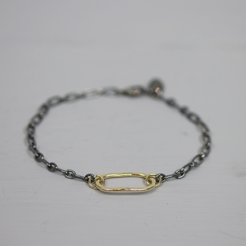 Armband van Jéh Jewels gemaakt van 925 geoxideerd sterling zilver met in het midden een schakel gemaakt van Goldfilled.