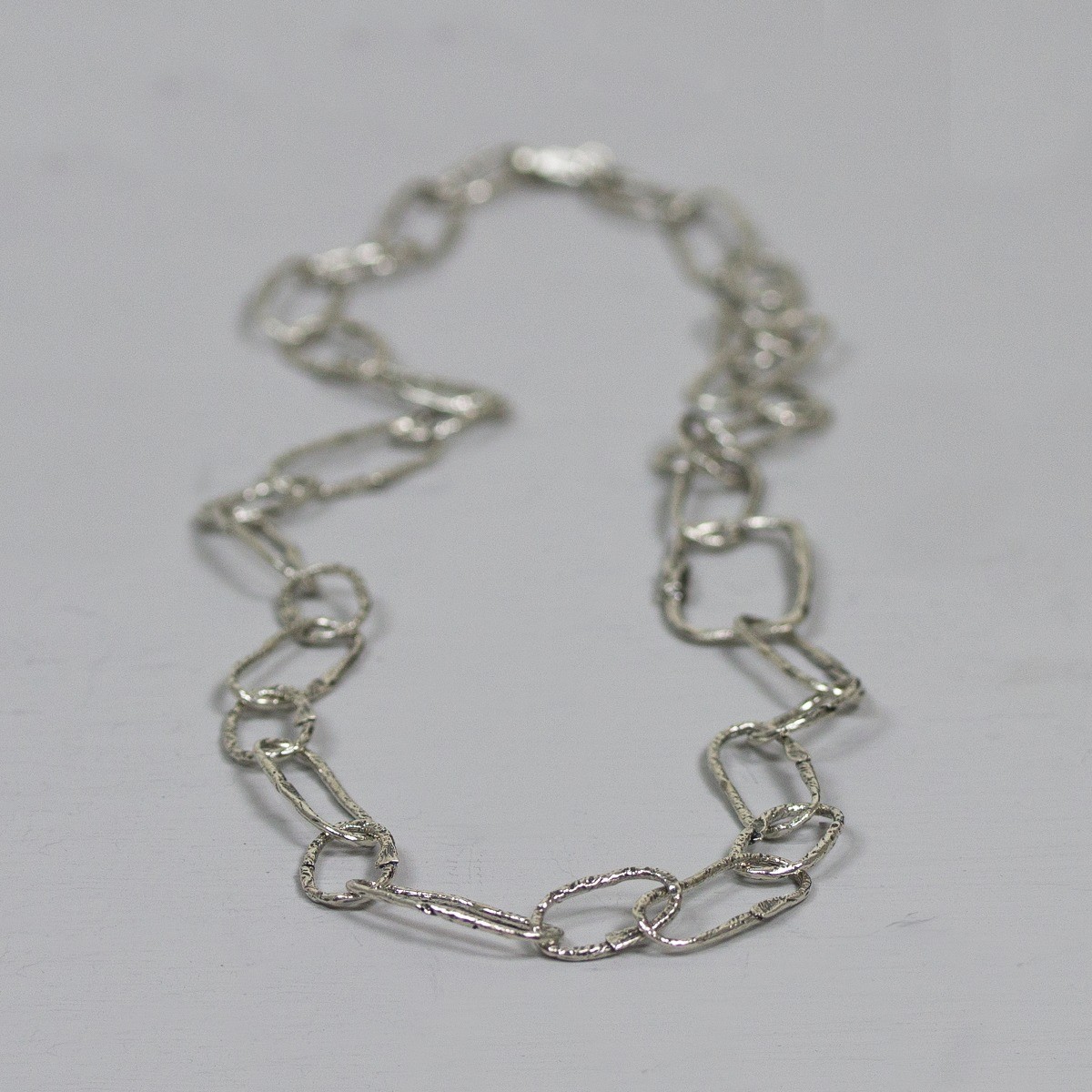 Collier uit de collectie van Jeh Jewels met creatieve schakels is gemaakt van 925 geoxideerd sterling zilver. Lengte: 65 cm De glans van 925 sterling zilver maakt het een gewild edelmetaal voor de vervaardiging van sieraden. Het bestaat uit 92,5% puur zilver en 7,5% koper. Puur zilver is een zacht en buigzaam materiaal, het koper in 925 sterling zilver zorgt voor de stevigheid. De sieraden van Jéh Jewels zijn nikkel vrij. Op dit sieraad is gebruik gemaakt van geoxideerd zilver, dit is een oppervlakte bewerking. Het is mogelijk dat de geoxideerde laag na verloop van tijd door slijtage zal vervagen.
