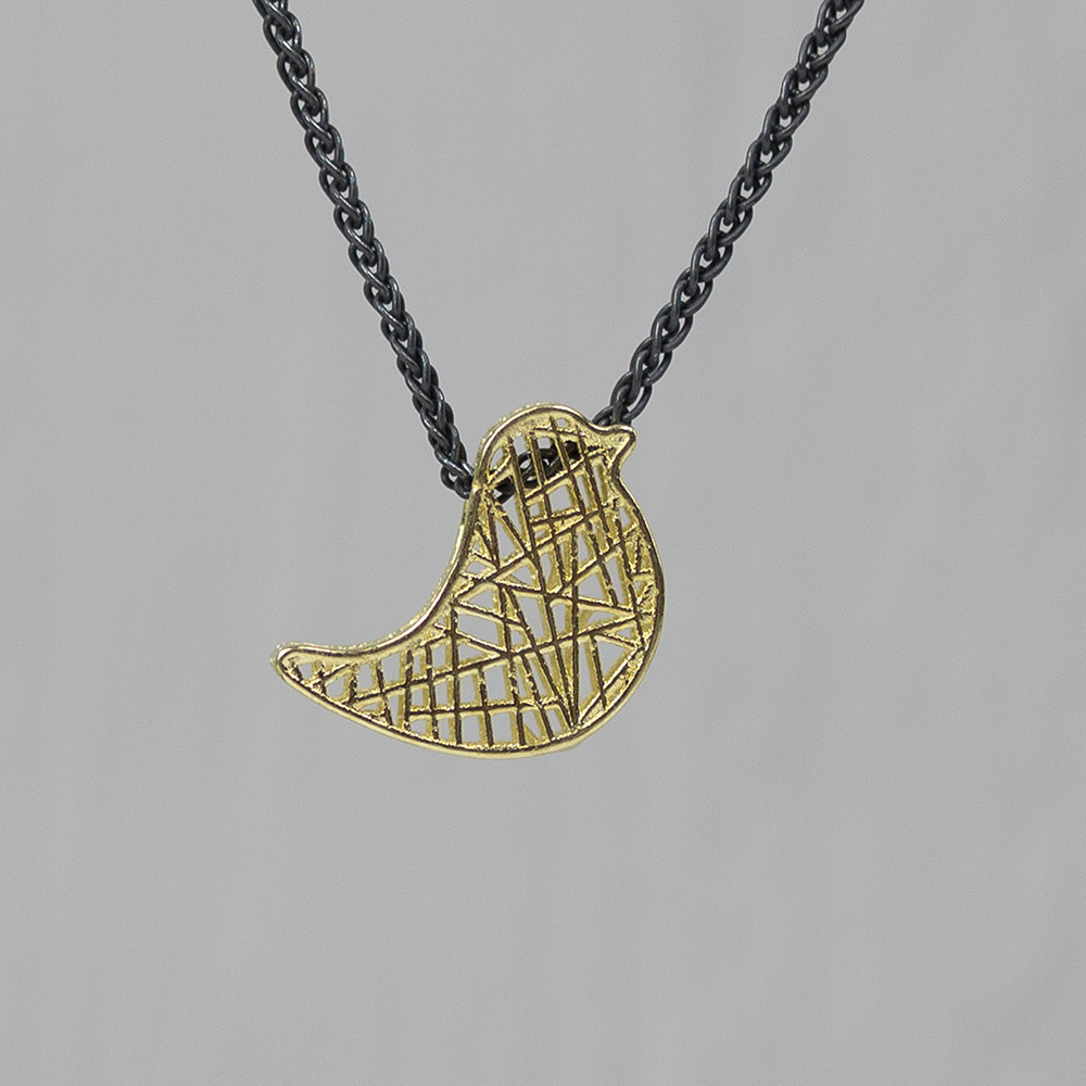 Collier gemaakt van 925 geoxideerd sterling zilver, aan het collier hangt een vogeltje gemaakt van 14 karaat goud. 3D De 3D collectie is ontworpen door Coby en Elselien van Buuren met behulp van een 3D printer. Deze sieraden zijn licht en stevig! De glans van 925 sterling zilver maakt het een gewild edelmetaal voor de vervaardiging van sieraden. Het bestaat uit 92,5% puur zilver en 7,5% koper. Puur zilver is een zacht en buigzaam materiaal, het koper in 925 sterling zilver zorgt voor de stevigheid. De sieraden van Jéh Jewels zijn nikkel vrij. Op dit sieraad is gebruik gemaakt van geoxideerd zilver, dit is een oppervlakte bewerking. Het is mogelijk dat de geoxideerde laag na verloop van tijd door slijtage gaat vervagen. De gouden sieradenlijn van Jéh is gemaakt van 14 karaats goud. Dit karaatgehalte wordt in Nederland het meest gebruikt, vanwege de hardheid en de kleur. Puur goud is te zacht om draagbare sieraden van te maken, daarom worden er bij metalen gebruikt. Vaak wordt er zilver en koper gebruikt zodat je kunt blijven spreken van 'edele metalen'. Bij 14 karaat goud zijn er van de 1000 delen, 585 delen puur goud. De overige 415 delen bestaan dus uit de overige metalen.