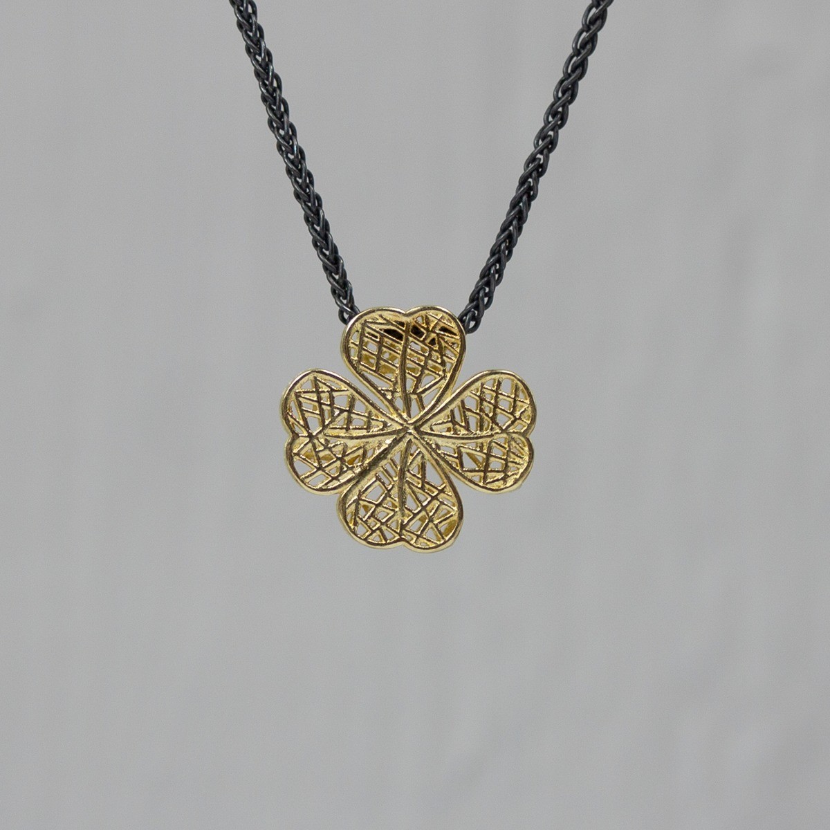 Collier gemaakt van 925 geoxideerd sterling zilver, aan het collier hangt een klavertje 4 gemaakt van 14 karaat goud. 3D De 3D collectie is ontworpen door Coby en Elselien van Buuren met behulp van een 3D printer. Deze sieraden zijn licht en stevig! De glans van 925 sterling zilver maakt het een gewild edelmetaal voor de vervaardiging van sieraden. Het bestaat uit 92,5% puur zilver en 7,5% koper. Puur zilver is een zacht en buigzaam materiaal, het koper in 925 sterling zilver zorgt voor de stevigheid. De sieraden van Jéh Jewels zijn nikkel vrij. Op dit sieraad is gebruik gemaakt van geoxideerd zilver, dit is een oppervlakte bewerking. Het is mogelijk dat de geoxideerde laag na verloop van tijd door slijtage gaat vervagen. De gouden sieradenlijn van Jéh is gemaakt van 14 karaats goud. Dit karaatgehalte wordt in Nederland het meest gebruikt, vanwege de hardheid en de kleur. Puur goud is te zacht om draagbare sieraden van te maken, daarom worden er bij metalen gebruikt. Vaak wordt er zilver en koper gebruikt zodat je kunt blijven spreken van 'edele metalen'. Bij 14 karaat goud zijn er van de 1000 delen, 585 delen puur goud. De overige 415 delen bestaan dus uit de overige metalen.