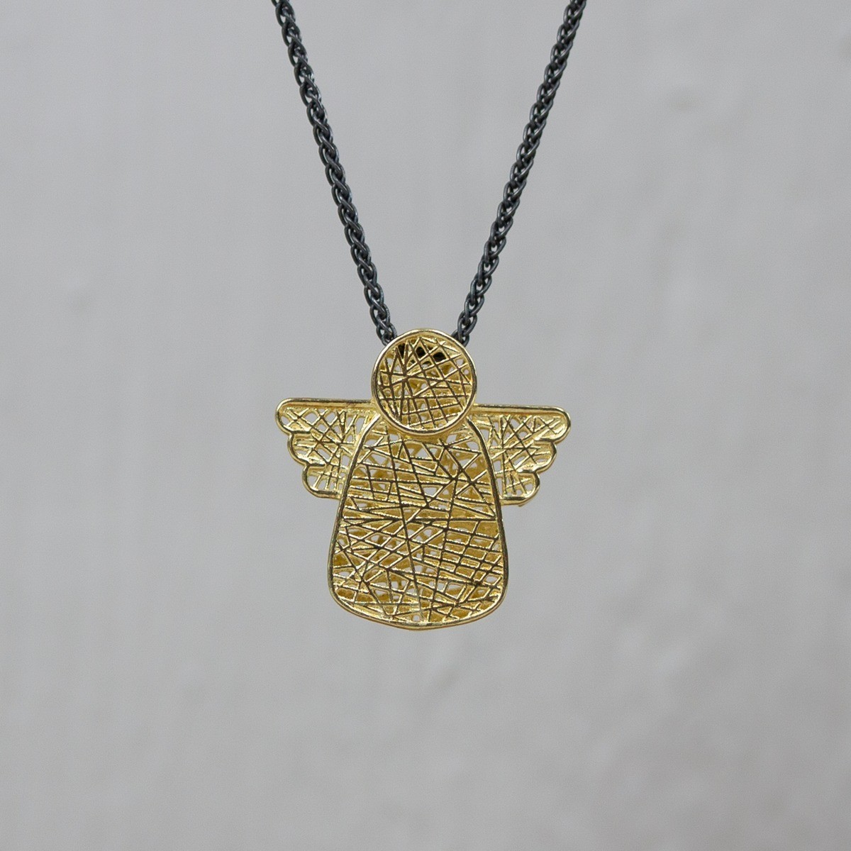 Collier gemaakt van 925 geoxideerd sterling zilver, aan het collier hangt een engel gemaakt van 14 karaat goud. 3D De 3D collectie is ontworpen door Coby en Elselien van Buuren met behulp van een 3D printer. Deze sieraden zijn licht en stevig! De glans van 925 sterling zilver maakt het een gewild edelmetaal voor de vervaardiging van sieraden. Het bestaat uit 92,5% puur zilver en 7,5% koper. Puur zilver is een zacht en buigzaam materiaal, het koper in 925 sterling zilver zorgt voor de stevigheid. De sieraden van Jéh Jewels zijn nikkel vrij. Op dit sieraad is gebruik gemaakt van geoxideerd zilver, dit is een oppervlakte bewerking. Het is mogelijk dat de geoxideerde laag na verloop van tijd door slijtage gaat vervagen. De gouden sieradenlijn van Jéh is gemaakt van 14 karaats goud. Dit karaatgehalte wordt in Nederland het meest gebruikt, vanwege de hardheid en de kleur. Puur goud is te zacht om draagbare sieraden van te maken, daarom worden er bij metalen gebruikt. Vaak wordt er zilver en koper gebruikt zodat je kunt blijven spreken van 'edele metalen'. Bij 14 karaat goud zijn er van de 1000 delen, 585 delen puur goud. De overige 415 delen bestaan dus uit de overige metalen.