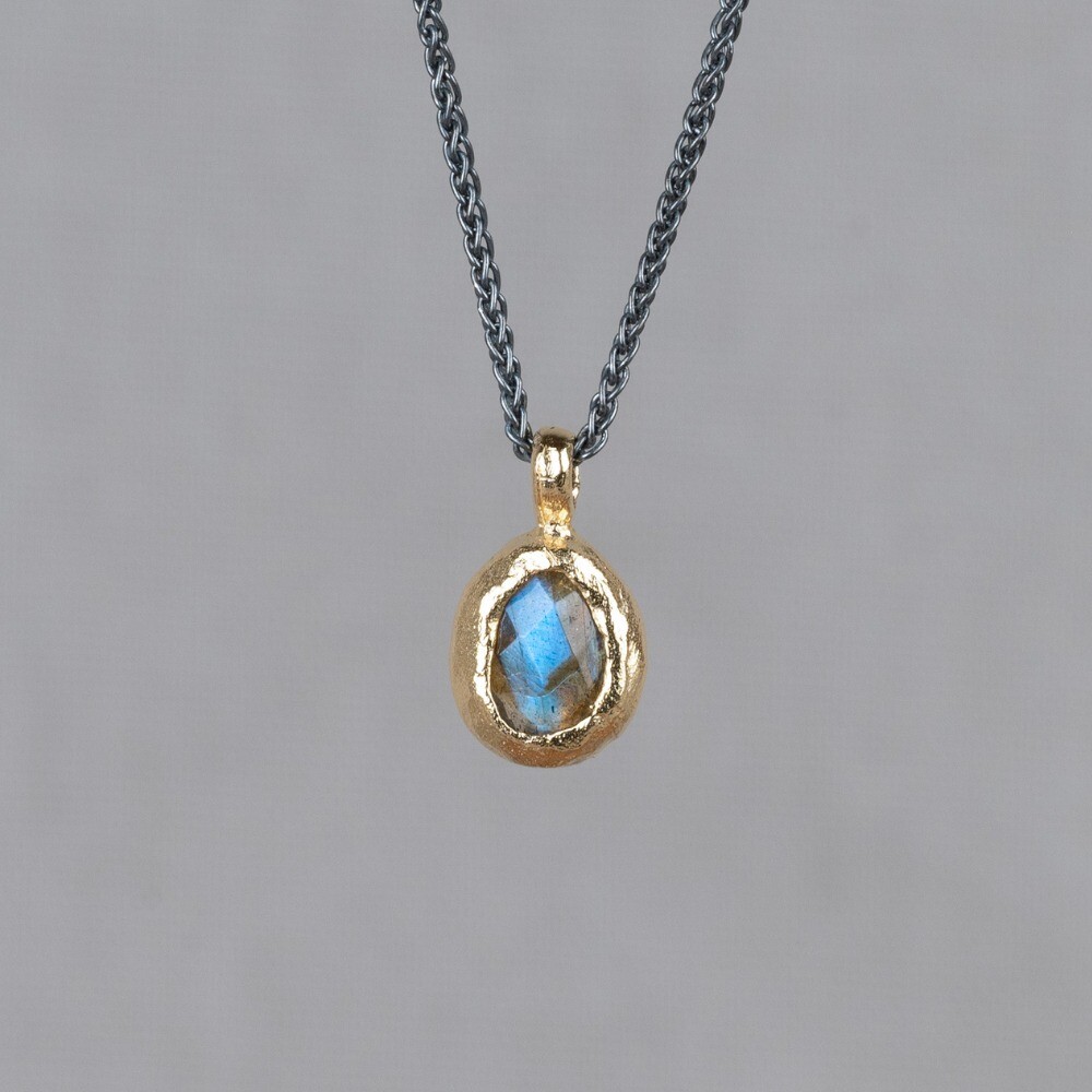 Collier gemaakt van 925 geoxideerd sterling zilver. Aan het collier hangt een gefacetteerde Labradoriet, omhult met zilver verguld. Labradoriet is een sterk beschermende en spirituele steen. Het beschermt het eigen energieveld (aura) tegen negatieve invloeden uit de omgeving.