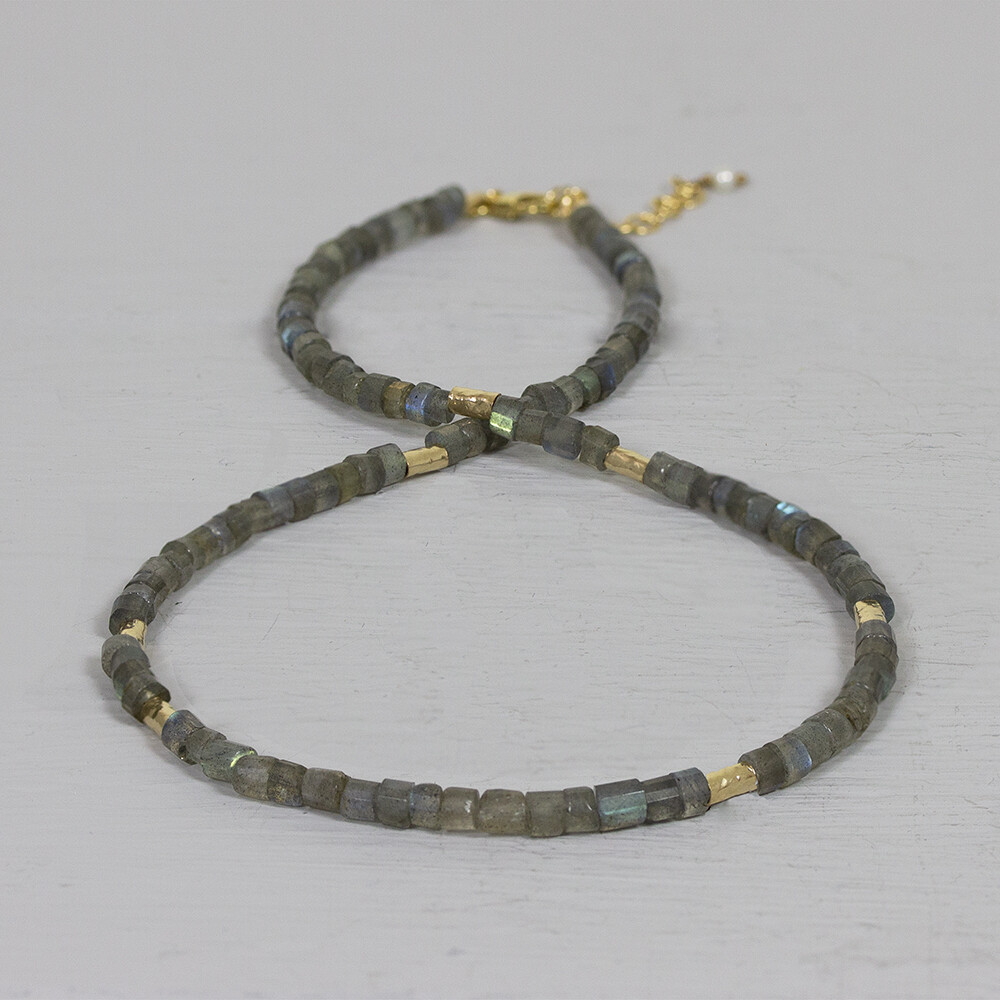 Collier van Jeh Jewels gemaakt van Labradoriet met tussendoor 7 Goldfilled deeltjes. Labradoriet is een sterk beschermende en spirituele steen. Het beschermt het eigen energieveld (aura) tegen negatieve invloeden uit de omgeving.