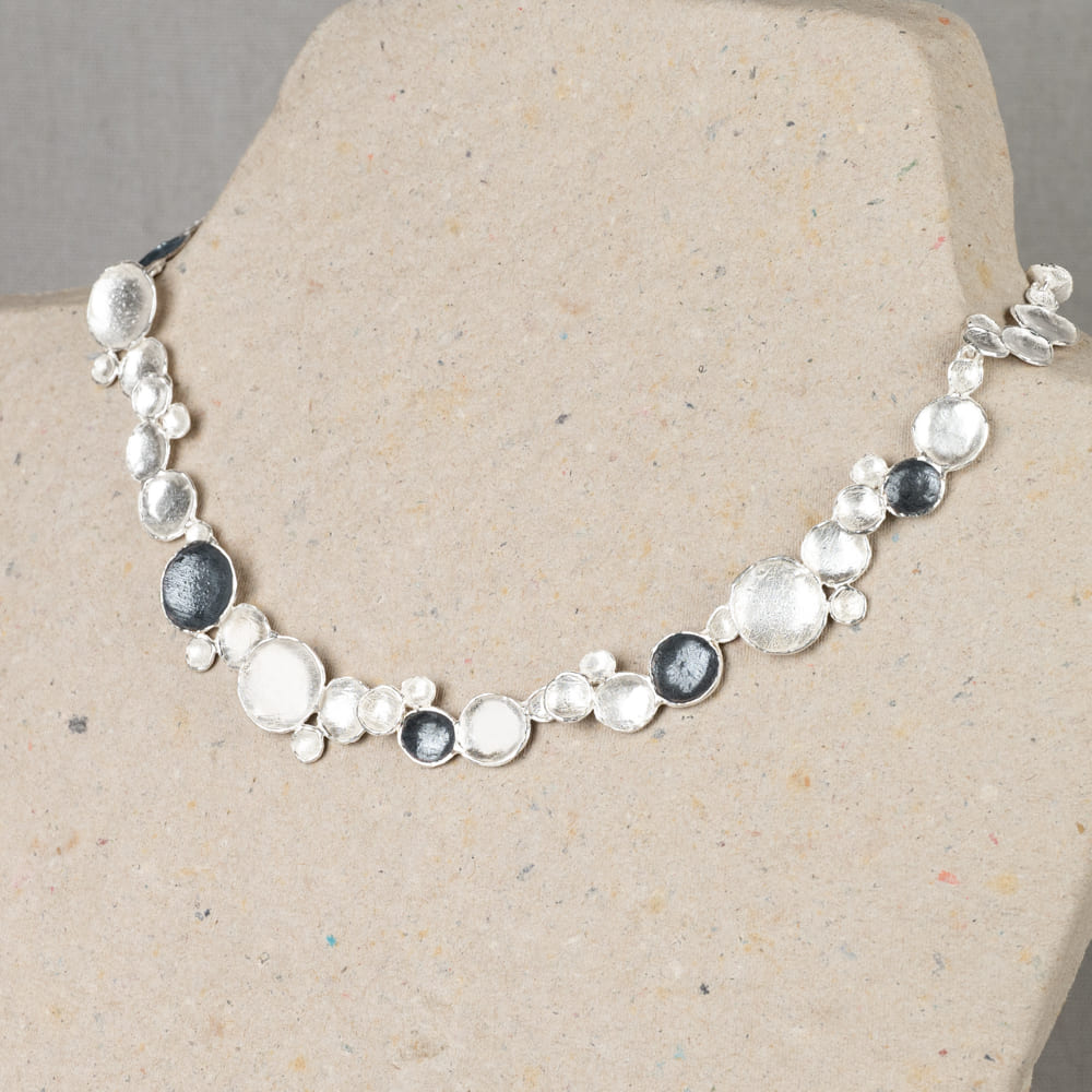 Collier gemaakt van 925 sterling zilver en geoxideerd zilver. Een klassiek Jeh collier bestaande uit losse schakels.