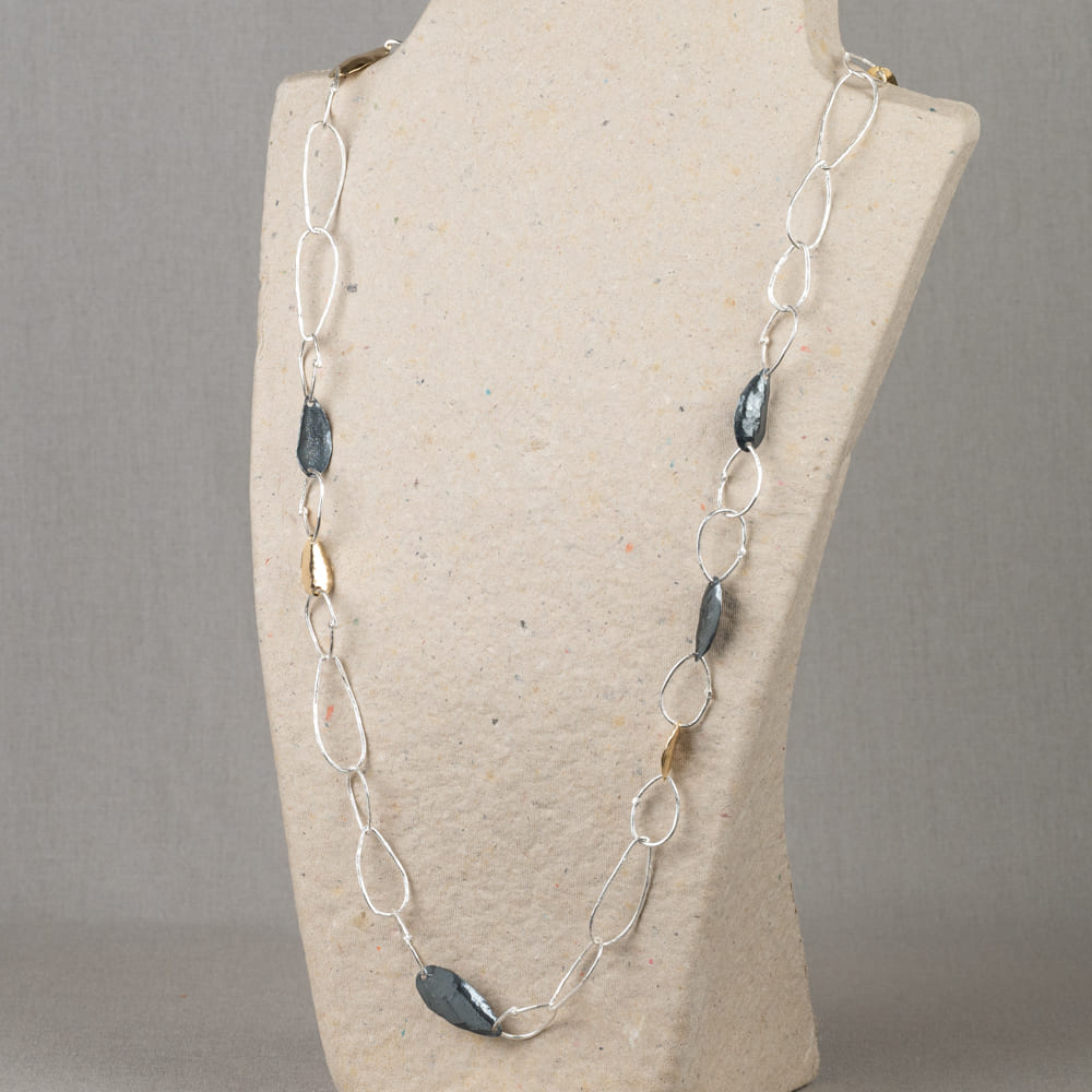 Collier gemaakt van 925 sterling zilver, geoxideerd zilver en zilver verguld. Dit collier bestaat uit verschillende schakels en kan op verschillende manieren gedragen worden.