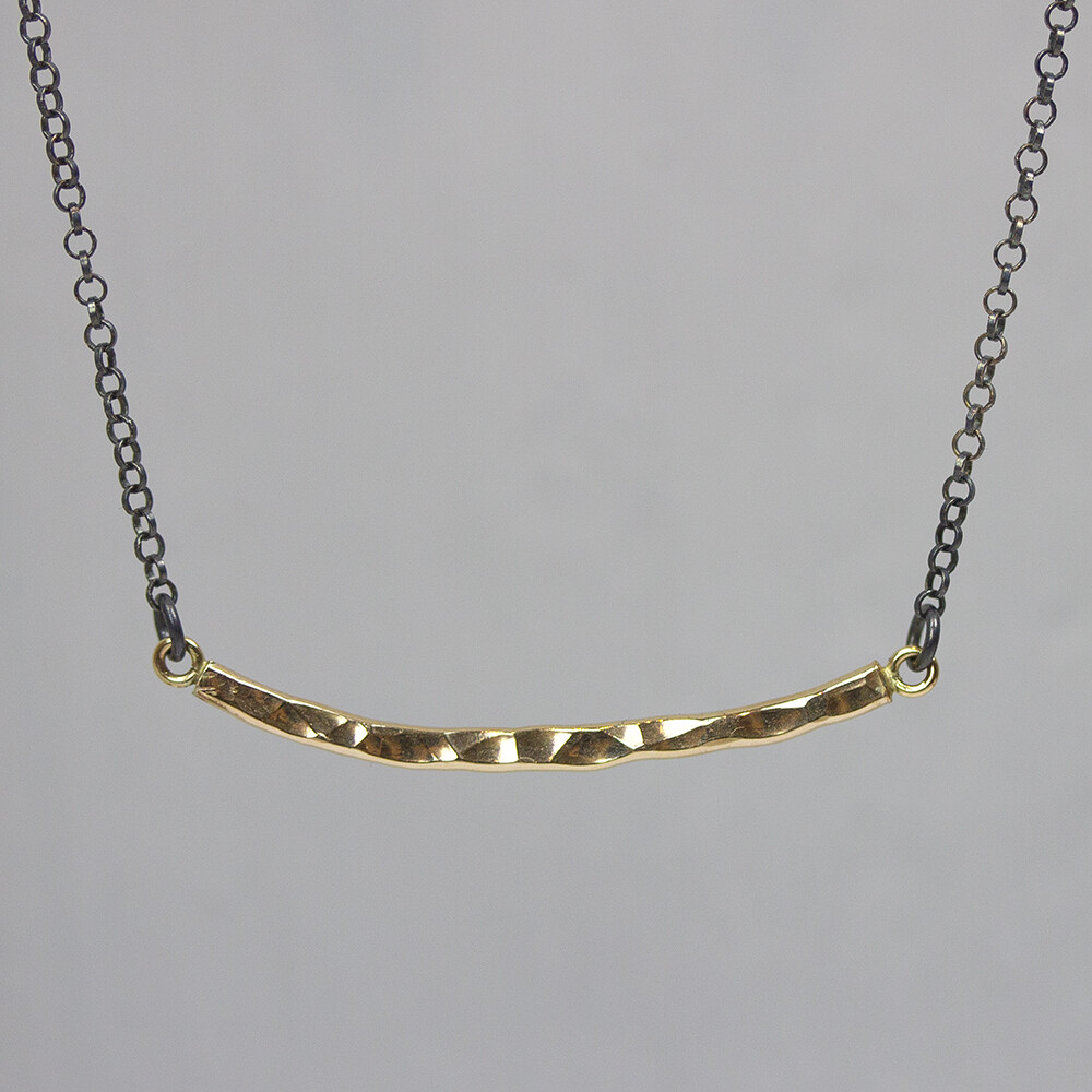 Dit collier is gemaakt van 925 geoxideerd sterling zilver, middenin het basiscollier zit een dun Goldfilled balkje. Dit collier past bij iedere outfit!