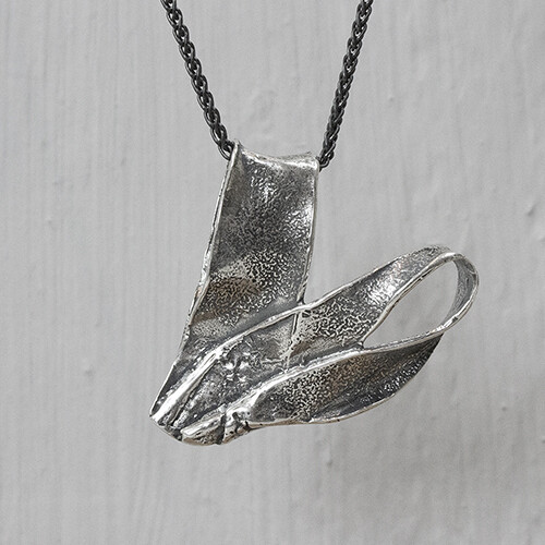 Hanger gemaakt van 925 geoxideerd sterling zilver in de vorm van een hart. Combineer met een paar mooie oorbellen, een ring en een spang of een basis collier voor een complete look!