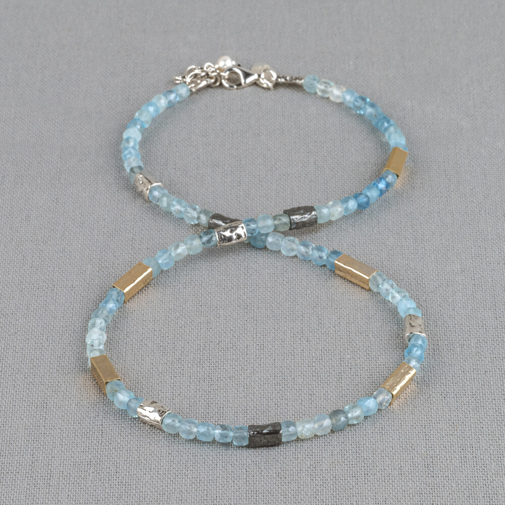 Collier gemaakt van Aquamarijn met tussendoor 925 sterling zilver, geoxideerd zilver en Goldfilled buisjes. Aquamarijn heeft de kracht om anderen tolerant te maken, bestrijd de neiging te oordelen, biedt steun tijdens verantwoordelijkheden en helpt om op positieve wijze verantwoordelijk te zijn.
