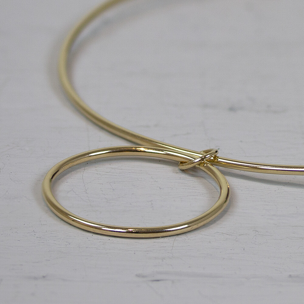 Hanger gemaakt van Goldfilled, perfect voor aan collier 20460 deze hanger is niet massief maar hol van binnen! Goldfilled komt uit Amerika en wordt daar al langer gebruikt voor de vervaardiging van sieraden met een "touch of gold" voor een betaalbare prijs. Het goldfilled blijft op kleur, is slijtvast en de goudlaag is dik genoeg om lang te kunnen genieten van de warme uitstraling van goud. Goldfilled wordt veelal ook goed verdragen door mensen die allergisch zijn voor andere metalen dan goud.
