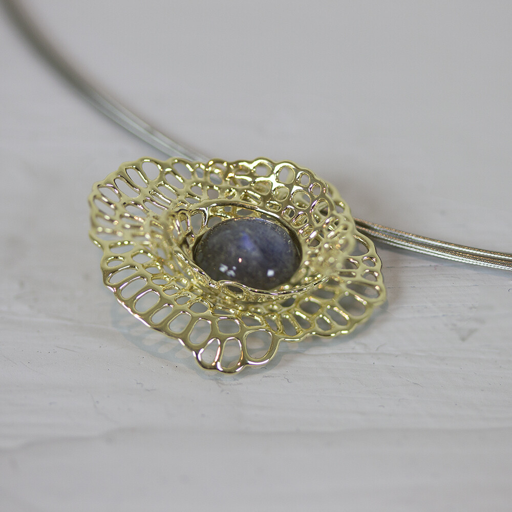 Jéh Jewels 14kt. gouden hanger in de vorm van een opengewerkte bloem met labradoriet (excl. collier). Labradoriet is een sterk beschermende en spirituele steen. Het beschermt het eigen energieveld (aura) tegen negatieve invloeden uit de omgeving. Een edelsteen is een natuurlijk product waardoor niet iedere steen hetzelfde is; iedere ring is dus uniek. De kleur en structuur van de steen kan daardoor afwijken van de foto op de website.