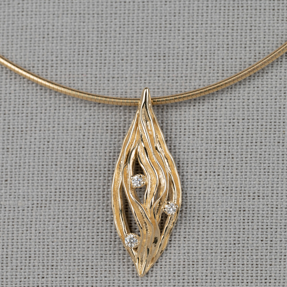 Hanger in de vorm van een wave met drie diamanten 0,11ct si1/HI. De hanger is gemaakt van 14 karaat goud.