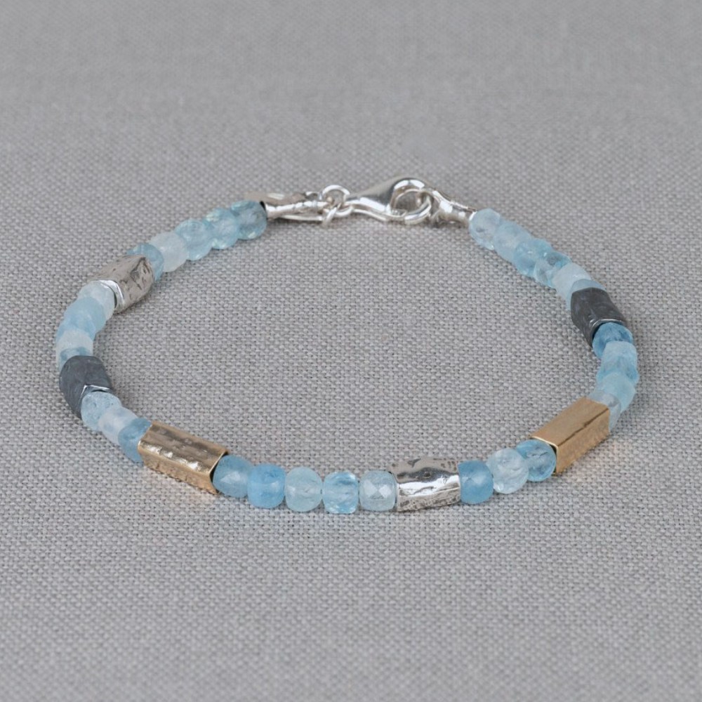 Armband van Jeh Jewels gemaakt van Aquamarijn met tussendoor zilver, oxy en goldfilled deeltjes. Aquamarijn heeft de kracht om anderen tolerant te maken, bestrijd de neiging te oordelen, biedt steun tijdens verantwoordelijkheden en helpt om op positieve wijze verantwoordelijk te zijn.