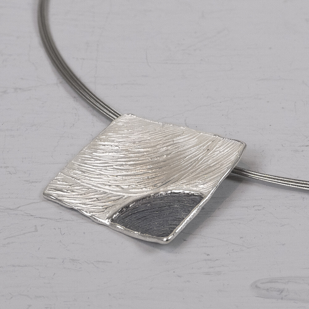 Hanger gemaakt van 925 sterling zilver in combinatie met geoxideerd zilver. De glans van 925 sterling zilver maakt het een gewild edelmetaal voor de vervaardiging van sieraden. Het bestaat uit 92,5% puur zilver en 7,5% koper. Puur zilver is een zacht en buigzaam materiaal, het koper in 925 sterling zilver zorgt voor de stevigheid. De sieraden van Jeh Jewels zijn nikkel vrij. Op dit sieraad is gebruik gemaakt van geoxideerd zilver, dit is een oppervlakte bewerking. Het is mogelijk dat de geoxideerde laag na verloop van tijd door slijtage gaat vervagen.