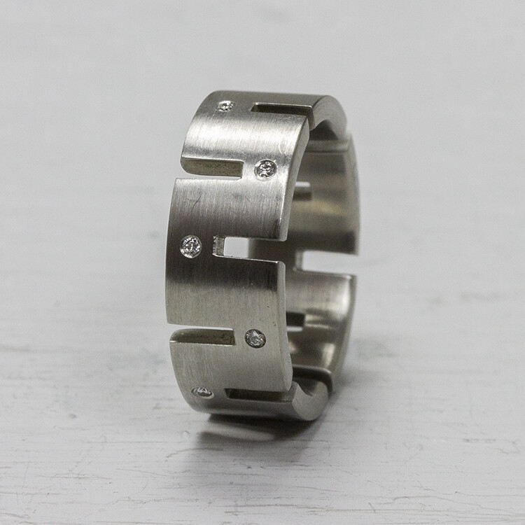 Diamant in combinatie met staal, maakt elegant en stoer tegelijk. Deze “Limited Edition” collectie van Werner Häring konden we gewoonweg niet langer voor u verborgen houden! Materiaal: Edelstaal Edelstaal is een hoogwaardig materiaal wat niet kan verkleuren. Het is stevig en zeer geschikt voor mensen met een nikkel of zilver allergie. De meeste ringen uit de “Limited Edition” serie lopen bol van binnen, Dit geeft ze een hoog draagcomfort!