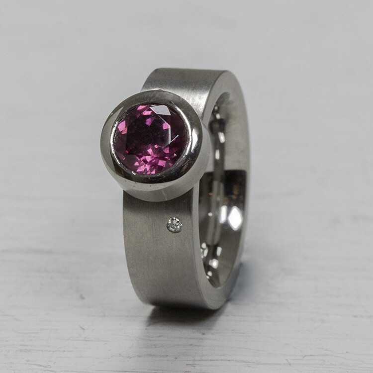 Diamant in combinatie met staal, maakt elegant en stoer tegelijk. Deze “Limited Edition” collectie van Werner Häring konden we gewoonweg niet langer voor u verborgen houden! Materiaal: Edelstaal Edelstaal is een hoogwaardig materiaal wat niet kan verkleuren. Het is stevig en zeer geschikt voor mensen met een nikkel of zilver allergie. De meeste ringen uit de “Limited Edition” serie lopen bol van binnen, Dit geeft ze een hoog draagcomfort!